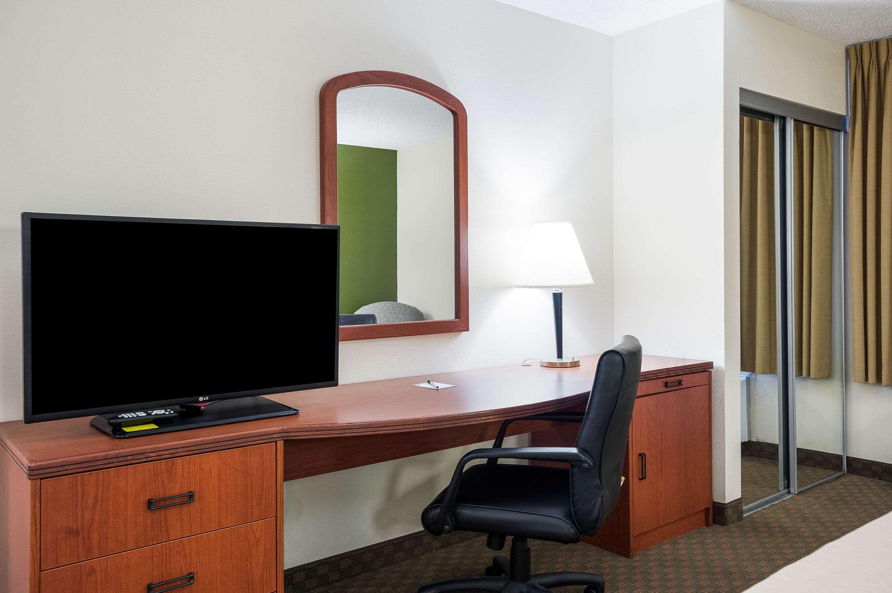Quality Inn & Suites Lake Charles South Bagian luar foto