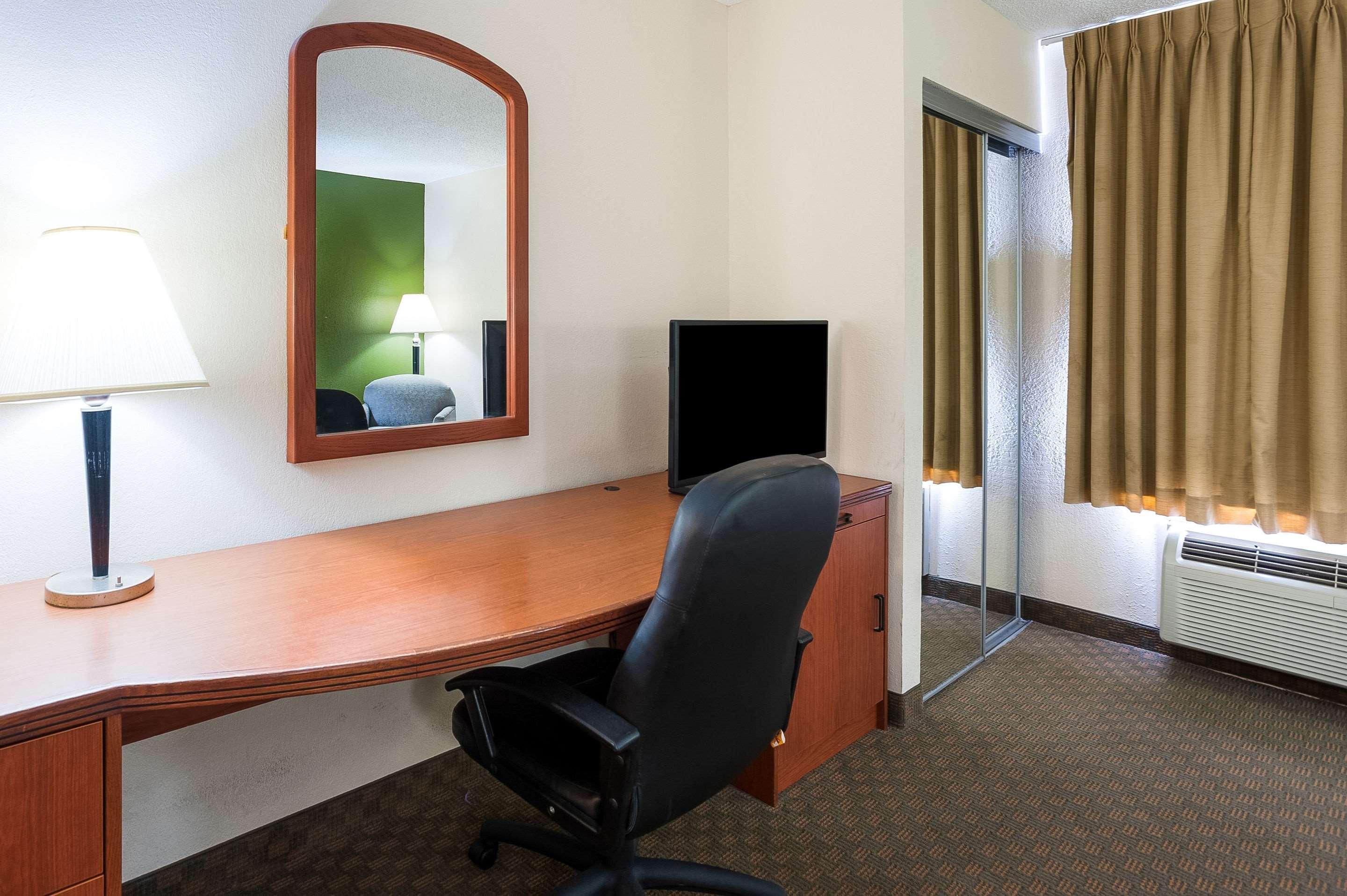 Quality Inn & Suites Lake Charles South Bagian luar foto